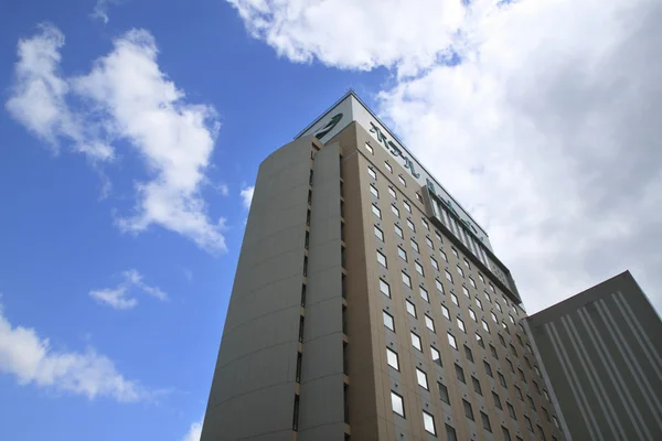 Hotel gegen blauen Himmel — Stockfoto