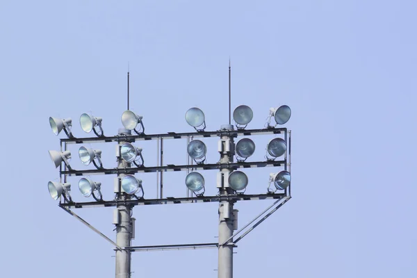 Прожектор стадиона, голубое небо — стоковое фото