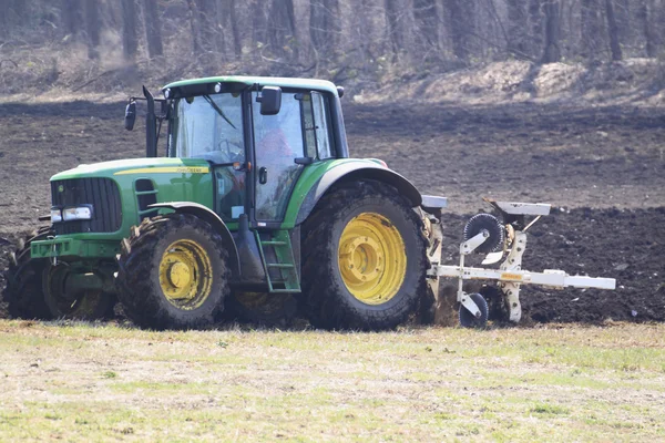 Трактор вспахивает поля — стоковое фото