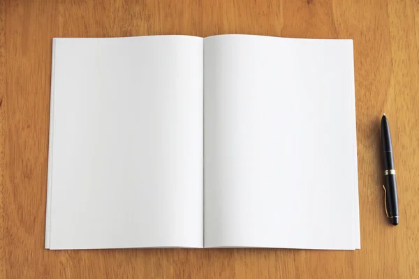 Белый открытый блокнот и ручка — стоковое фото