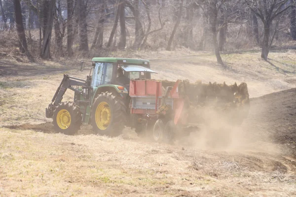 Трактор вспахивает поля — стоковое фото