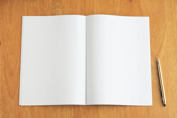 Branco aberto notebook e caneta — Fotografia de Stock
