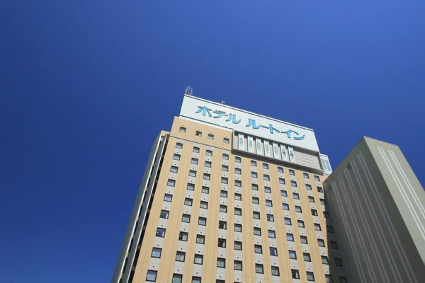 Hotel mot blå himmel — Stockfoto