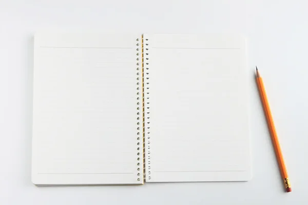 Notepad și creion pe fundal alb — Fotografie, imagine de stoc