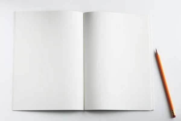 记事本和铅笔在白色背景上 — 图库照片