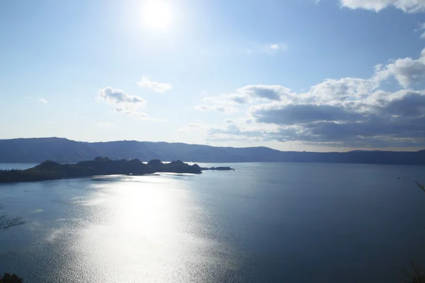 Ranta aurinkoisena päivänä Japaninmerellä — kuvapankkivalokuva