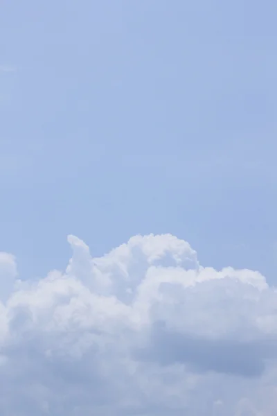Белое облако против голубого неба — стоковое фото
