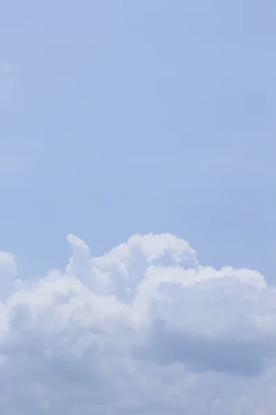 Nube blanca contra cielo azul — Foto de Stock