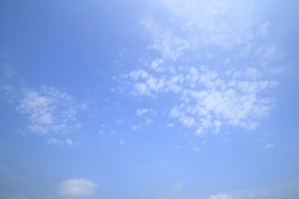 Nube blanca contra cielo azul —  Fotos de Stock