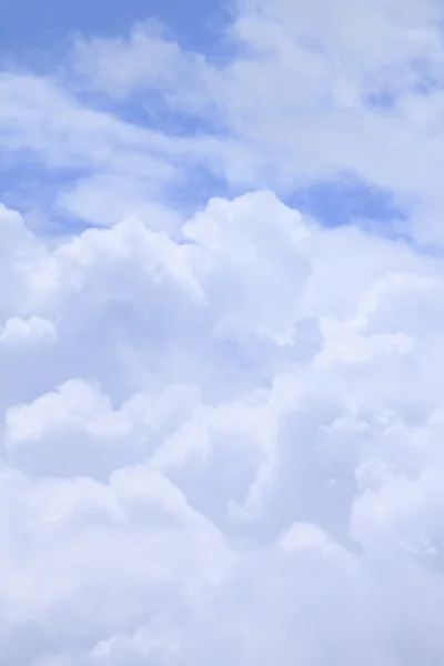 Biały chmura przeciw błękitne niebo — Zdjęcie stockowe
