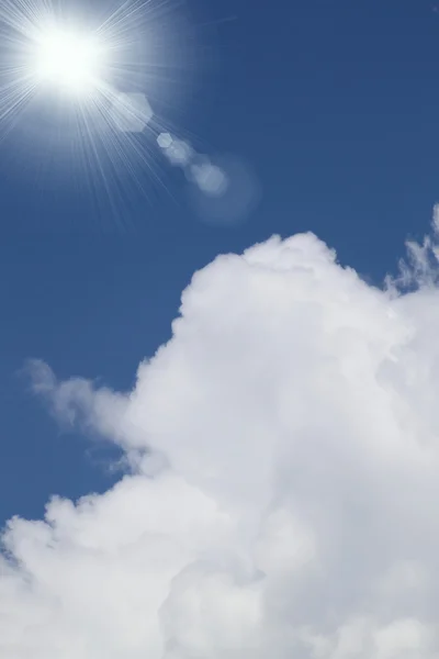 Nube blanca contra cielo azul — Foto de Stock