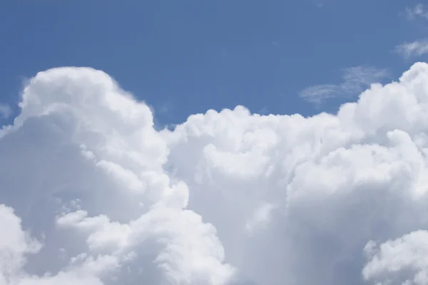 Nuvem branca contra céu azul — Fotografia de Stock