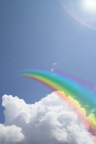 Радуга и облако в голубом небе — стоковое фото