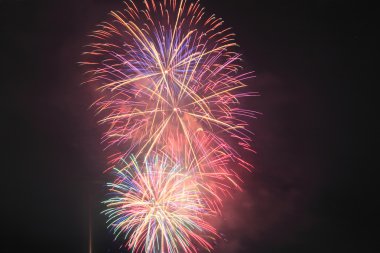 Japon geleneksel fireworks gece gökyüzünde