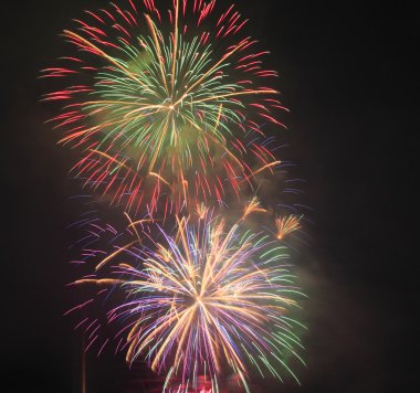 Japon geleneksel fireworks gece gökyüzünde