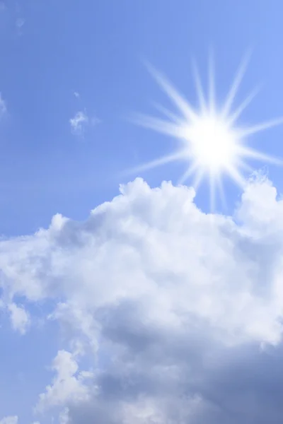 Witte wolk tegen blauwe hemel — Stockfoto
