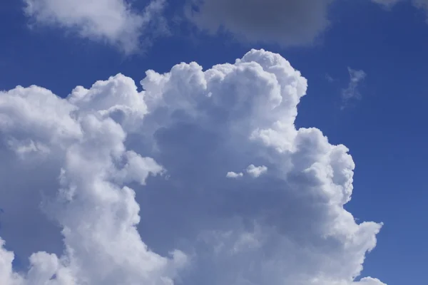 Белое облако и голубое небо — стоковое фото