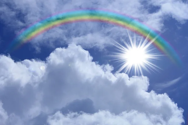 Regenboog tegen blauwe hemel — Stockfoto