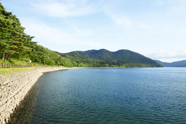 Tazawa-järvi kesällä — kuvapankkivalokuva