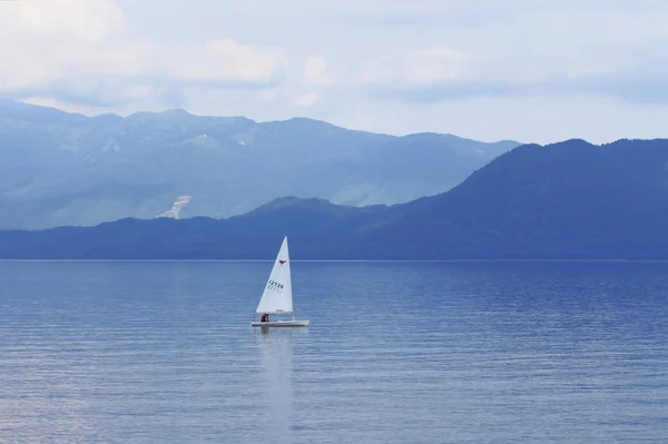 Barca a vela nel lago Tazawa — Foto Stock