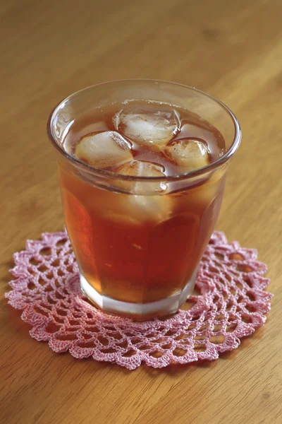Cold glass of iced tea with ice — Stock Photo, Image