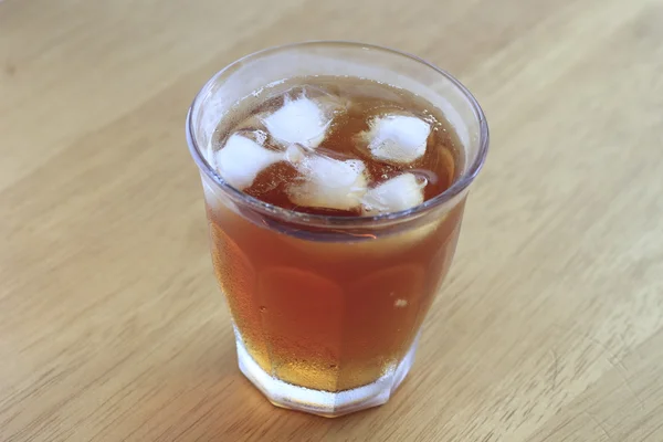 氷で凍らされた茶の冷たいガラス — ストック写真