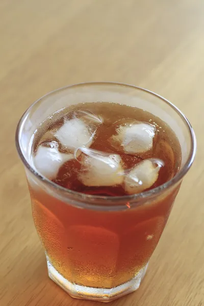 Vidro frio de chá gelado com gelo — Fotografia de Stock