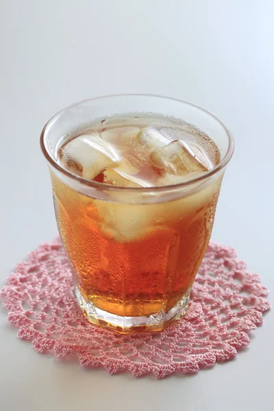 Bicchiere freddo di tè freddo con ghiaccio — Foto Stock