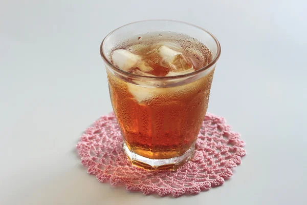 Zimne szklanki mrożonej herbaty z lodu — Zdjęcie stockowe