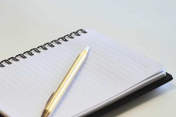Белая нота и ручка крупным планом — стоковое фото