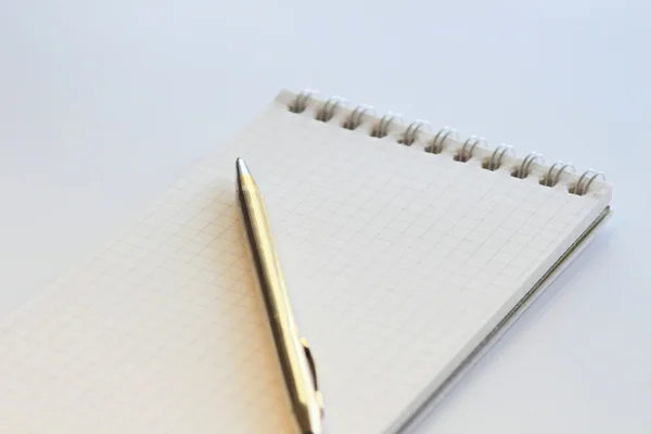 Tatlı beyaz Not ve kalem — Stok fotoğraf