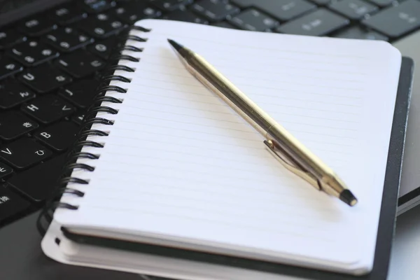 Closeup white note and pen — Stock Photo, Image