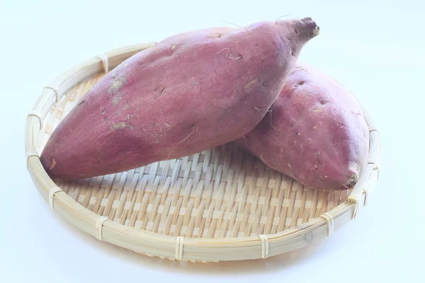 Zoete aardappel op witte achtergrond — Stockfoto