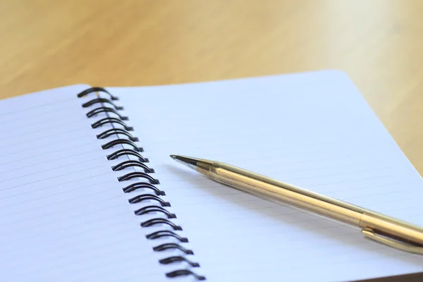 Записка и ручка на деревянном столе — стоковое фото