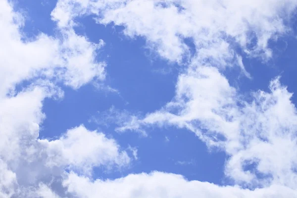 Nube blanca contra cielo azul — Foto de Stock