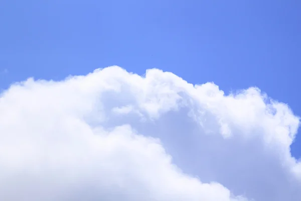 Biały chmura przeciw błękitne niebo — Zdjęcie stockowe