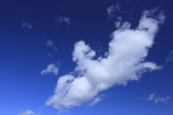 Nube blanca y cielo azul — Foto de Stock