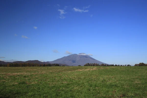 Montaña y cielo azul — Foto de Stock