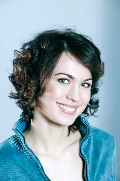 Ritratto di una bella giovane donna sorridente — Foto Stock