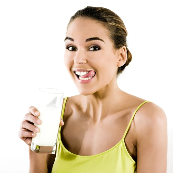 Bela morena caucasiana mulher no fundo branco segurando um copo de leite — Fotografia de Stock