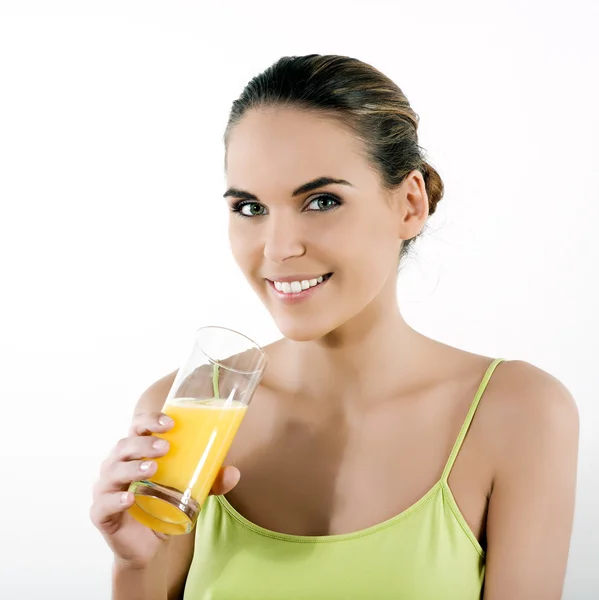 Frau trinkt Saft — Stockfoto