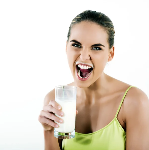 우유를 마시는 여자 — 스톡 사진