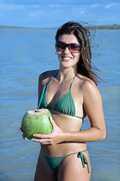 Giovane bella donna brasiliana che beve latte di cocco — Foto Stock