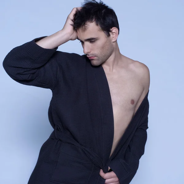 Knappe man in een badjas — Stockfoto
