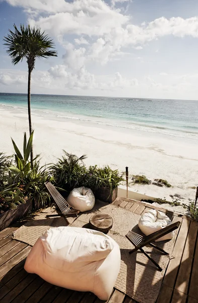 Terraço de uma cabana na praia com cadeira de saco de feijão — Fotografia de Stock