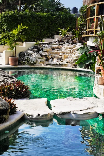 Zwembad op een terrass van een cabana — Stockfoto