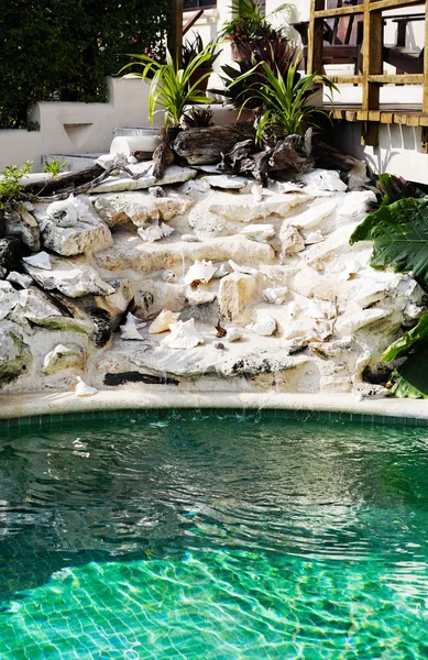 Zwembad op een terrass van een cabana — Stockfoto