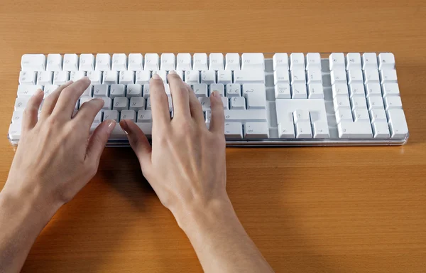 女人手打字键盘的计算机上 — 图库照片