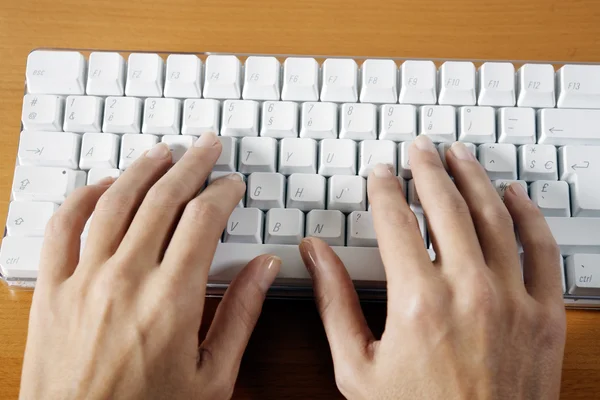 Γυναίκα χέρια πληκτρολόγηση σε ένα πληκτρολόγιο υπολογιστή — Φωτογραφία Αρχείου