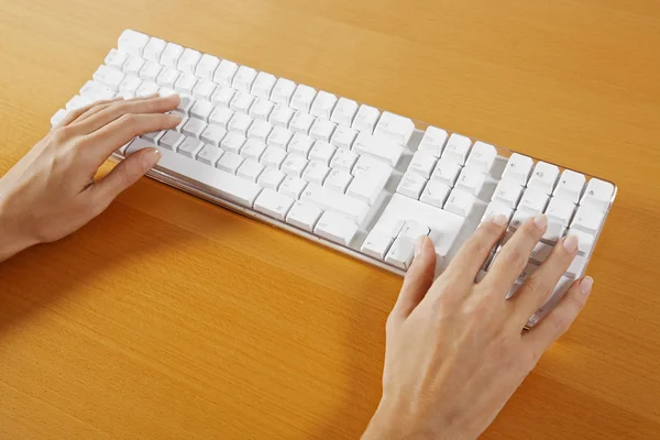 女人手打字键盘的计算机上 — 图库照片